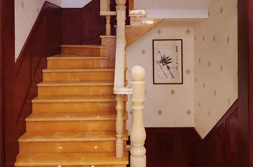 浏阳中式别墅室内汉白玉石楼梯的定制安装装饰效果