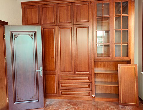 浏阳中式家庭装修里定制的实木衣柜效果图